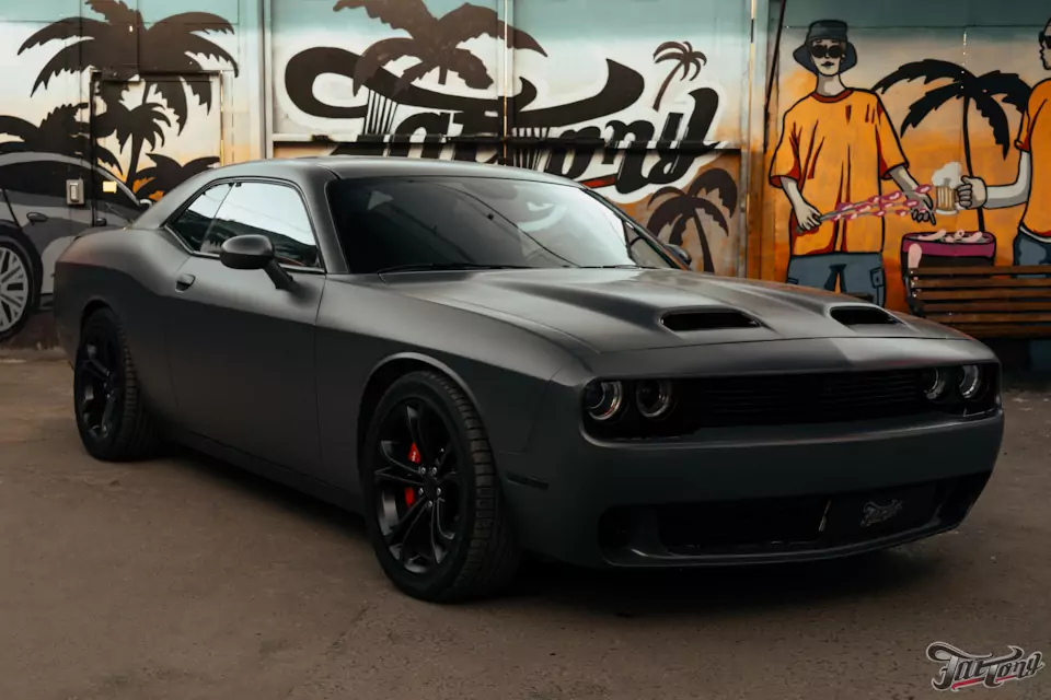 Заламинировали салон Dodge Challenger красным карбоном! Перетянули потолок в алькантару, перешили руль, установили цветные ремни + тормозная система Brembo и техническое дооснащение